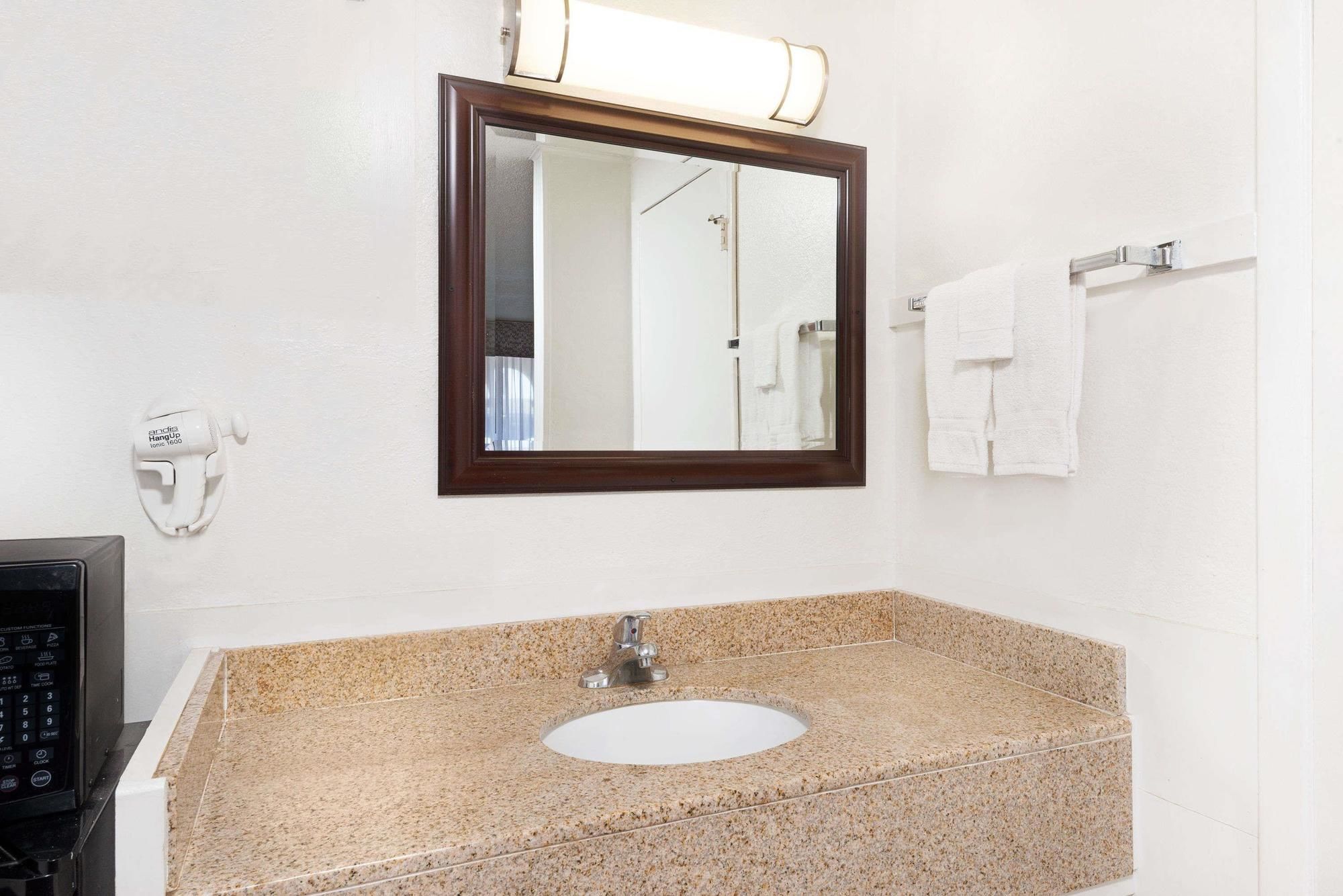 Фото Travelodge by Wyndham Las Vegas Nm