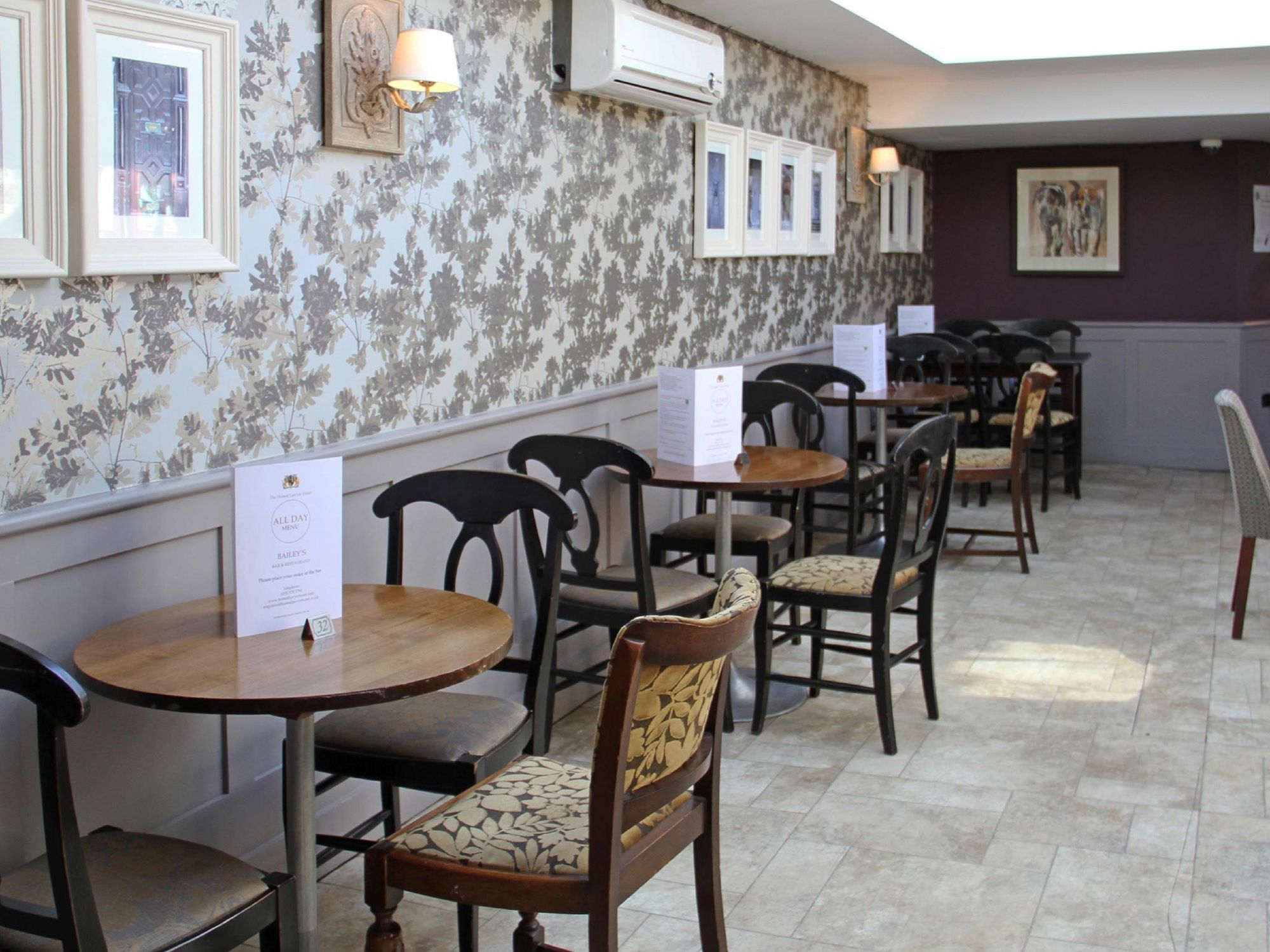 Фото Honest Lawyer Hotel