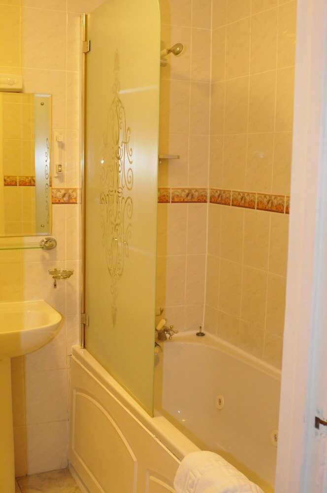 Фото Oyo Ridgeway Hotel