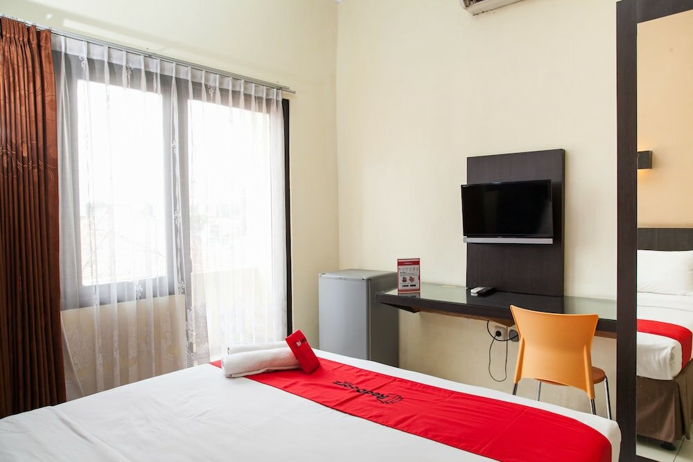 Фото RedDoorz near Gubeng Station