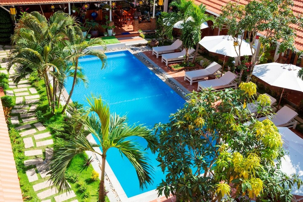 Фото Little Garden Bungalow