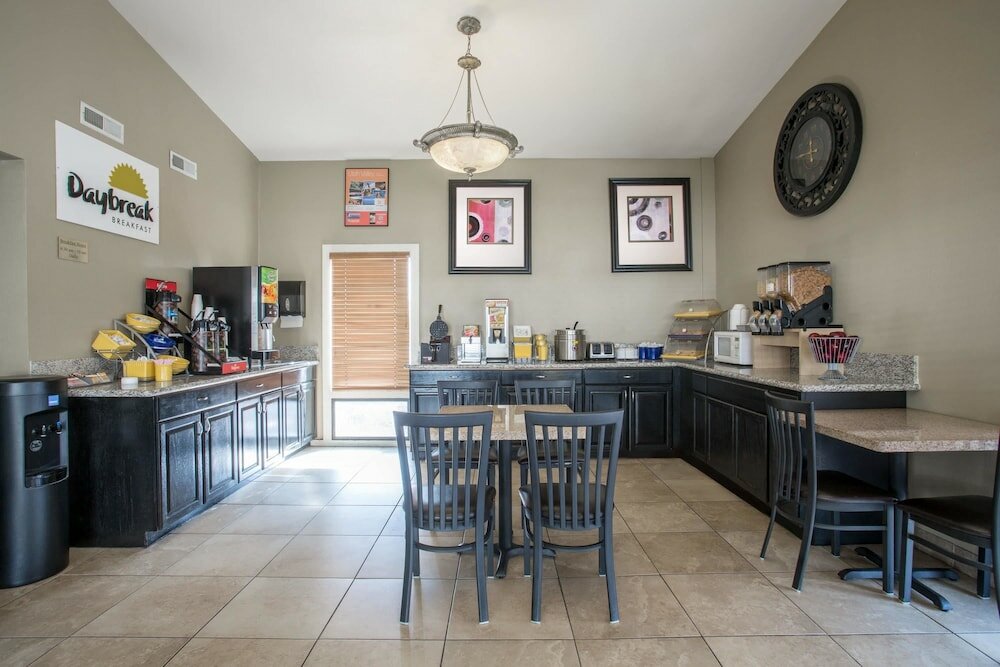 Фото Days Inn by Wyndham Provo