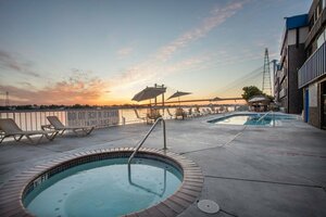 Гостиница Clover Island Inn