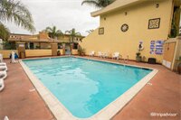 Фото Anaheim Islander Inn and Suites