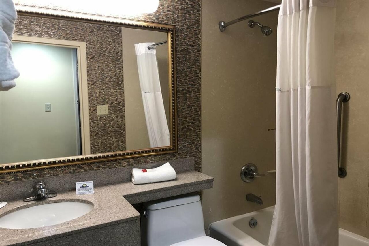 Фото Days Inn by Wyndham Brooklyn