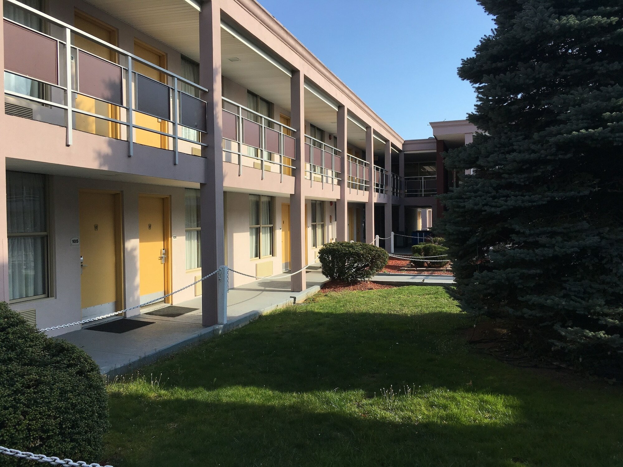 Фото Ramada by Wyndham Rockville Centre