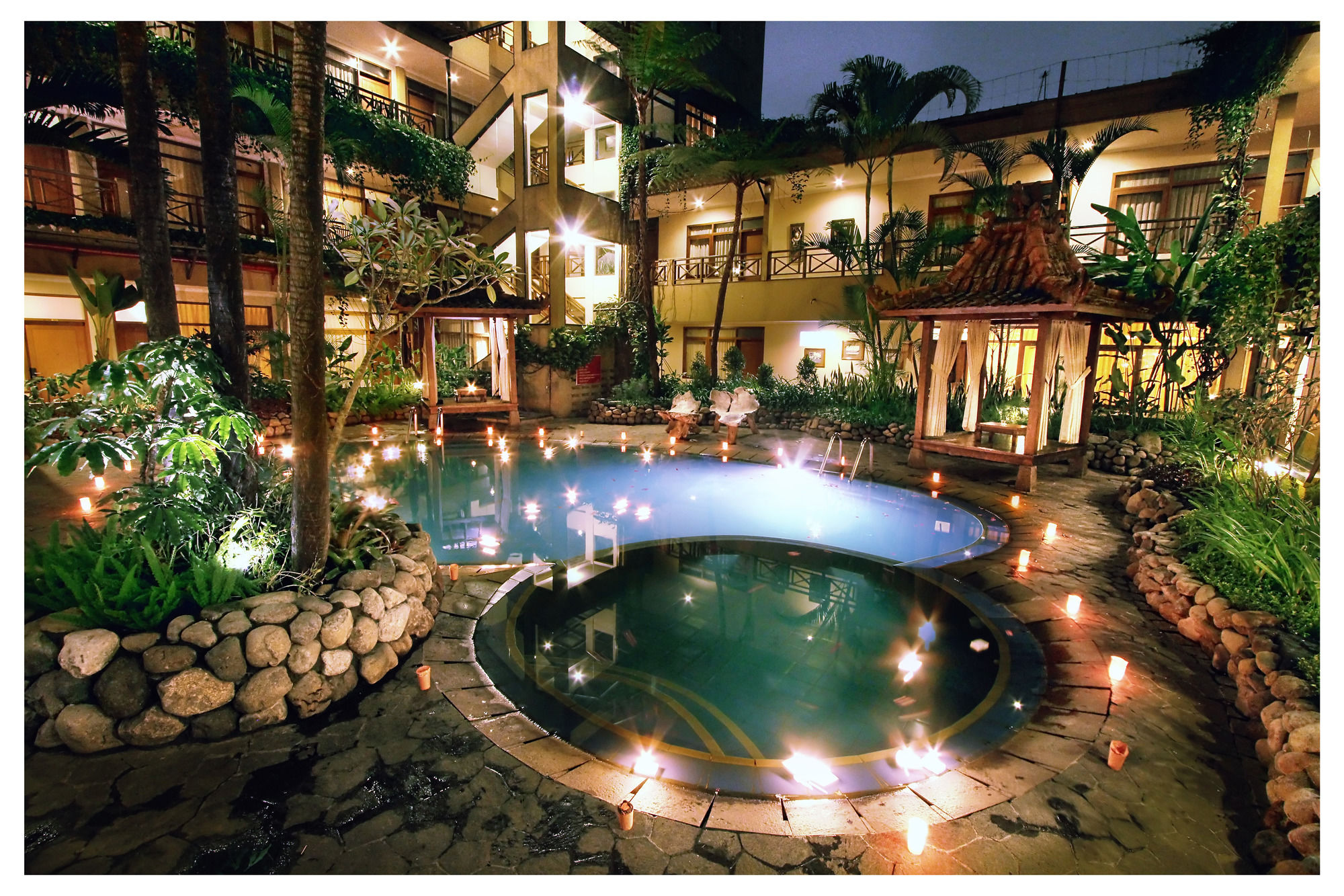 Фото Sukajadi Hotel and Gallery