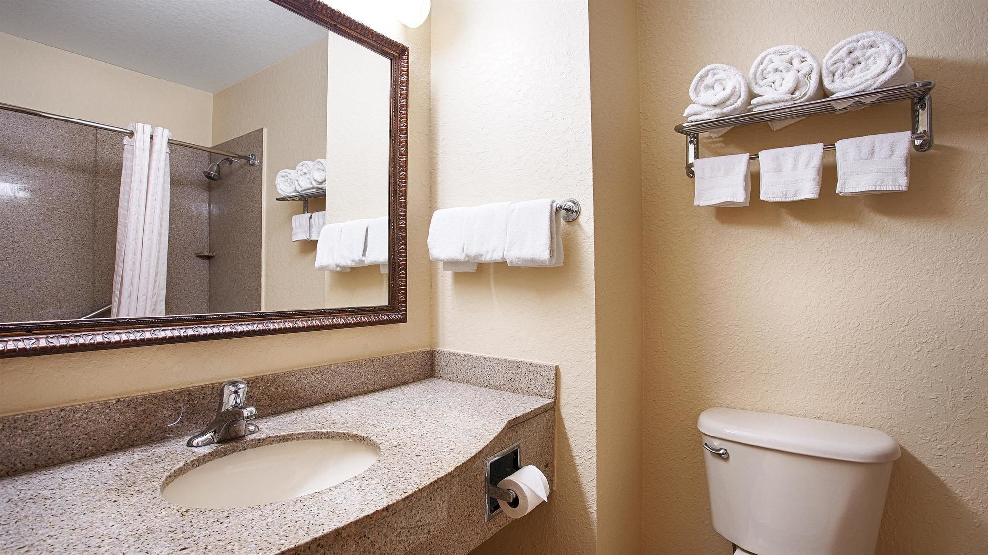 Фото Best Western Edgewater Inn