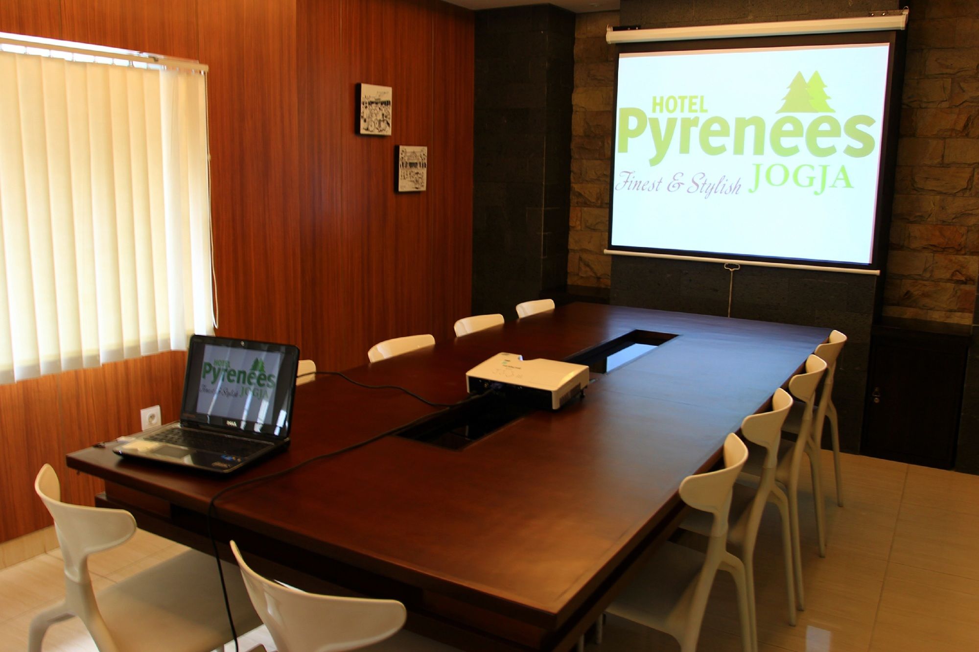 Фото Hotel Pyrenees