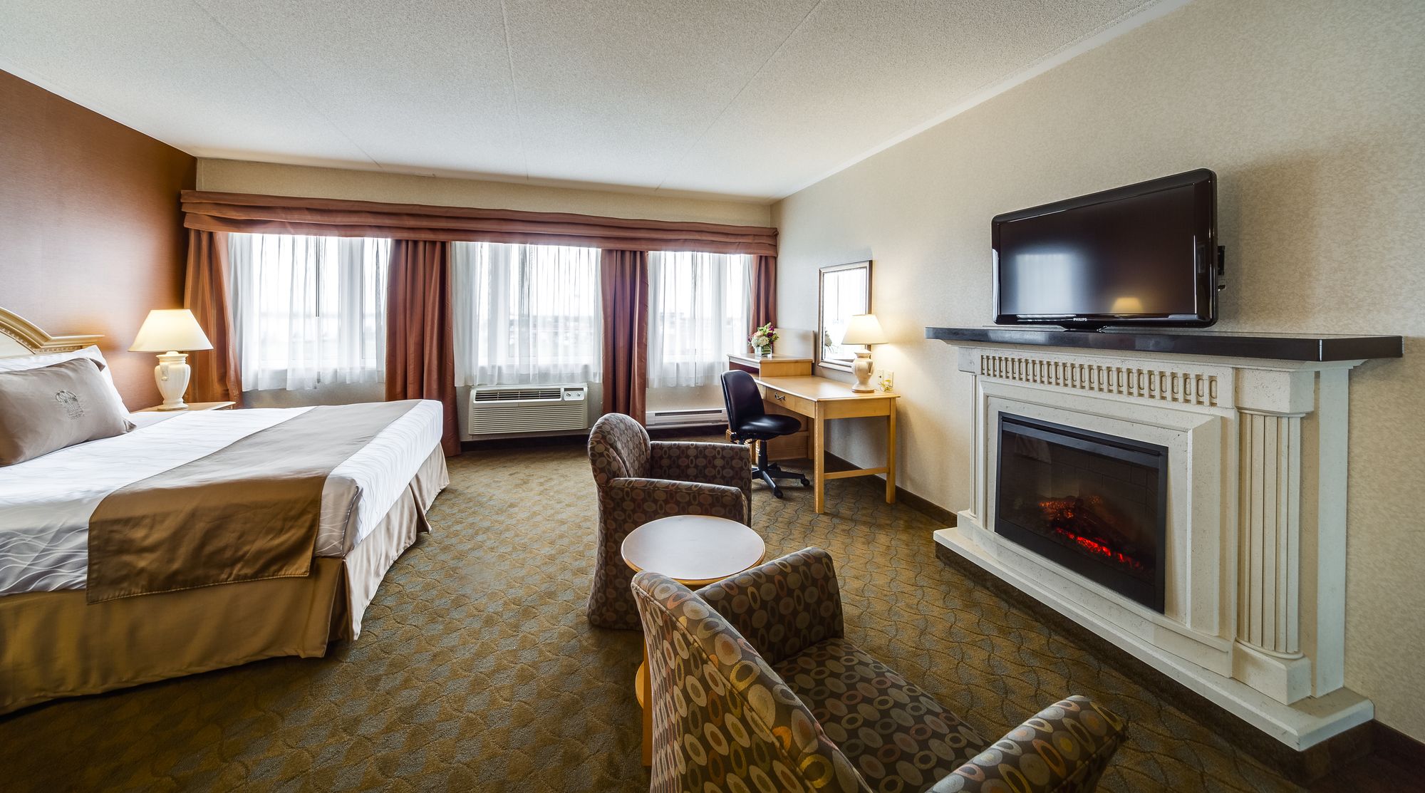 Фото Monte Carlo Inn - Brampton Suites