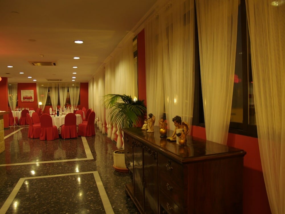 Фото Hotel Corona de Atarfe
