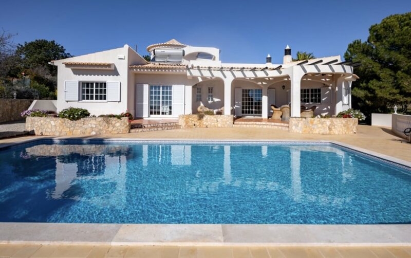 Гостиница Beautiful 3-bed Villa in Faro Spool & Seaview в Фару