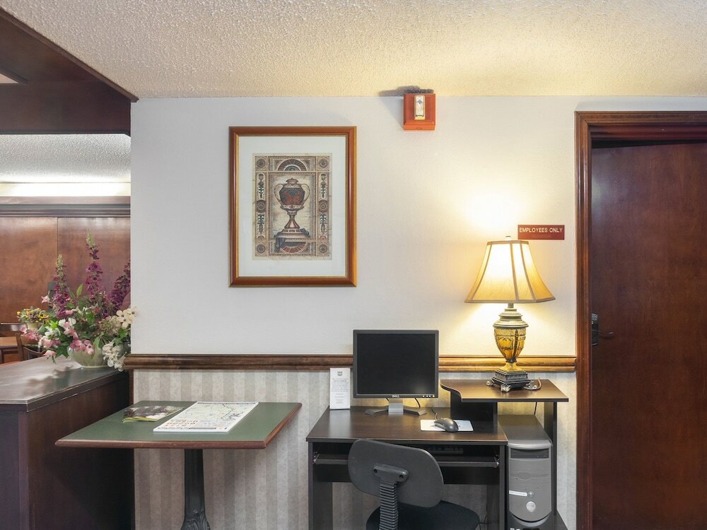 Фото Oyo Hotel Adairsville Hwy 140