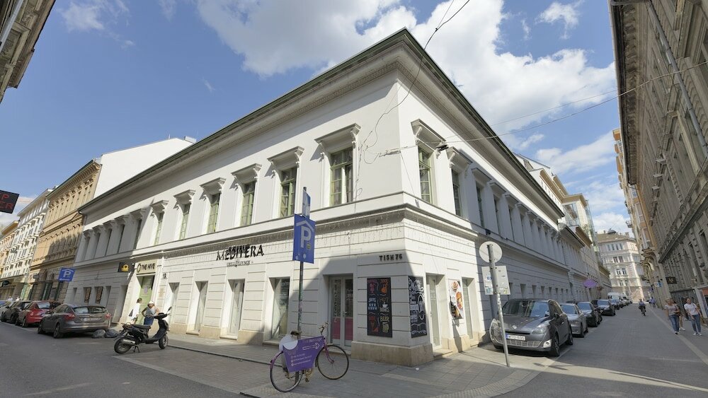 Фото The Hive Party Hostel