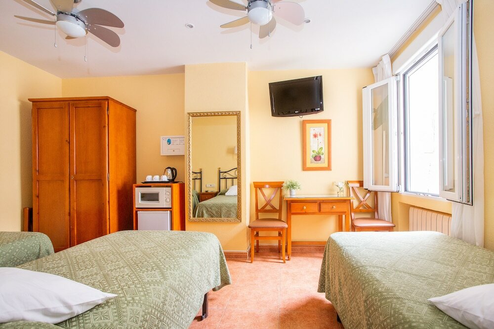 Фото Hostal Los Alpes