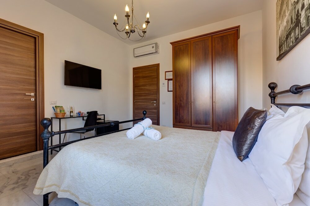 Фото Little Rhome Suites