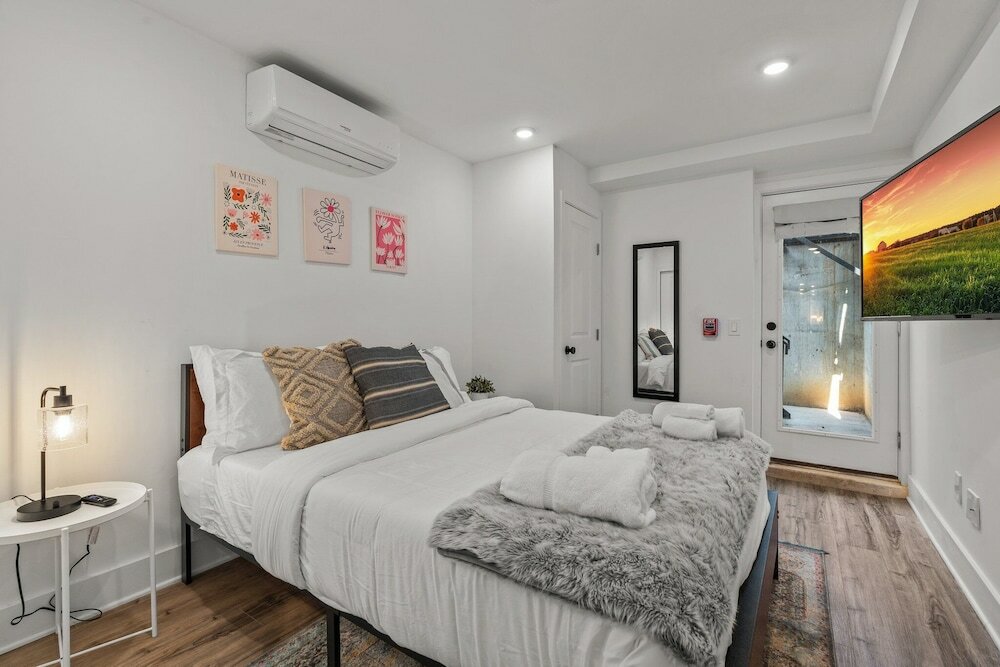 Фото Luxurious Modern Apt Near Art Museum