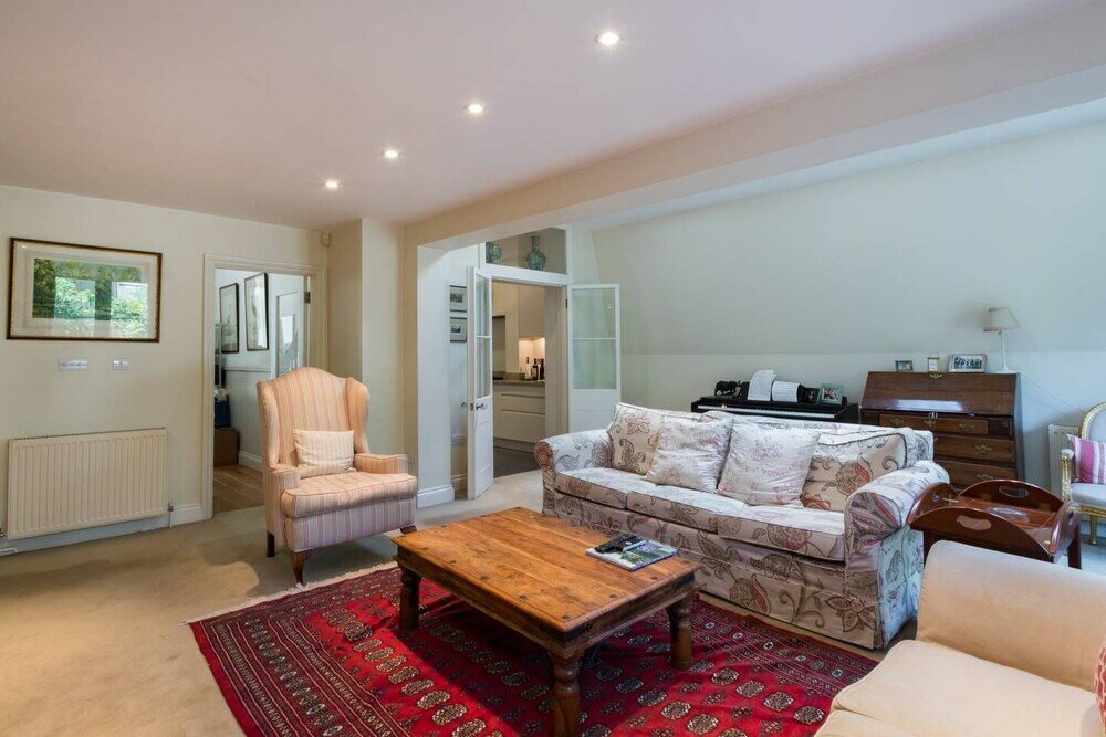 Фото Traditional 5 Bed Family Home Near theTube