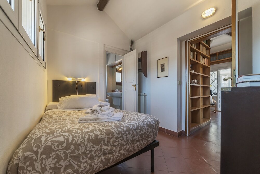 Фото VIA dei Cartari