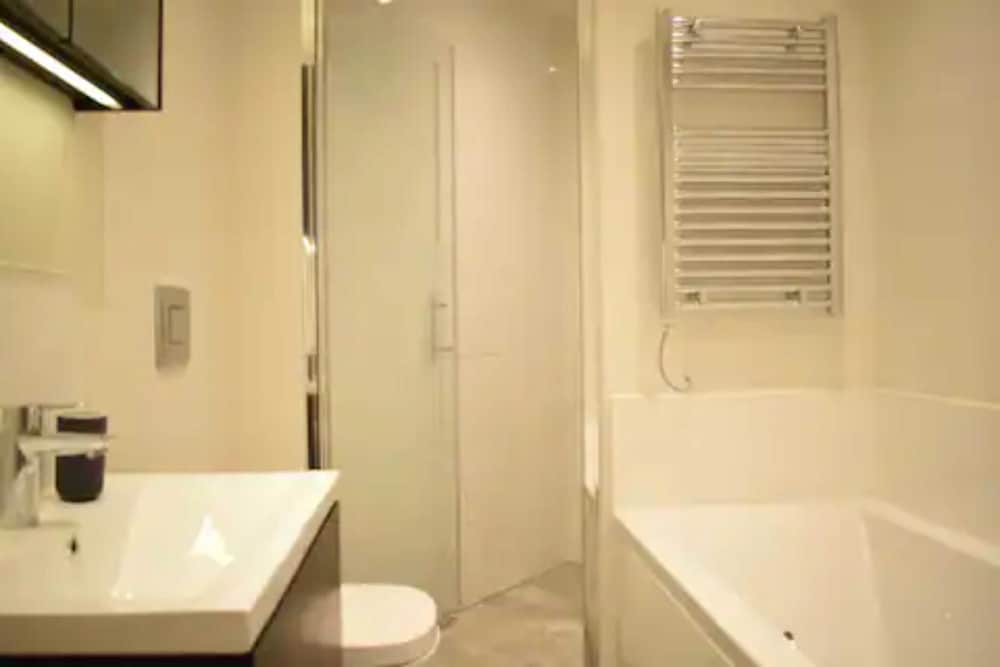 Фото Spacious and Modern Apartment in Pimlico