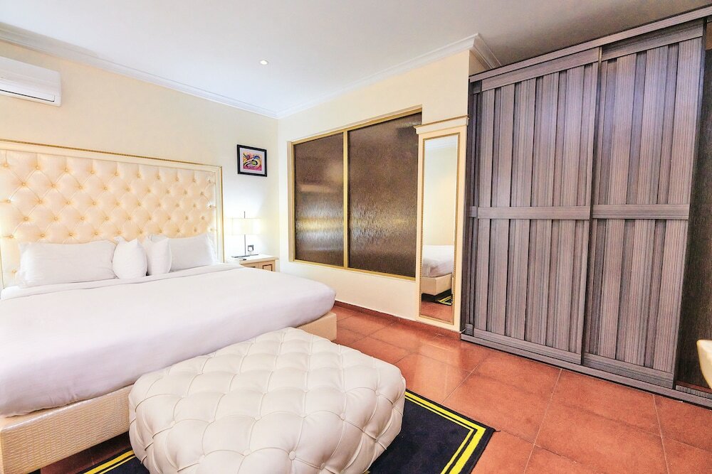 Фото Oak Havens Hotel