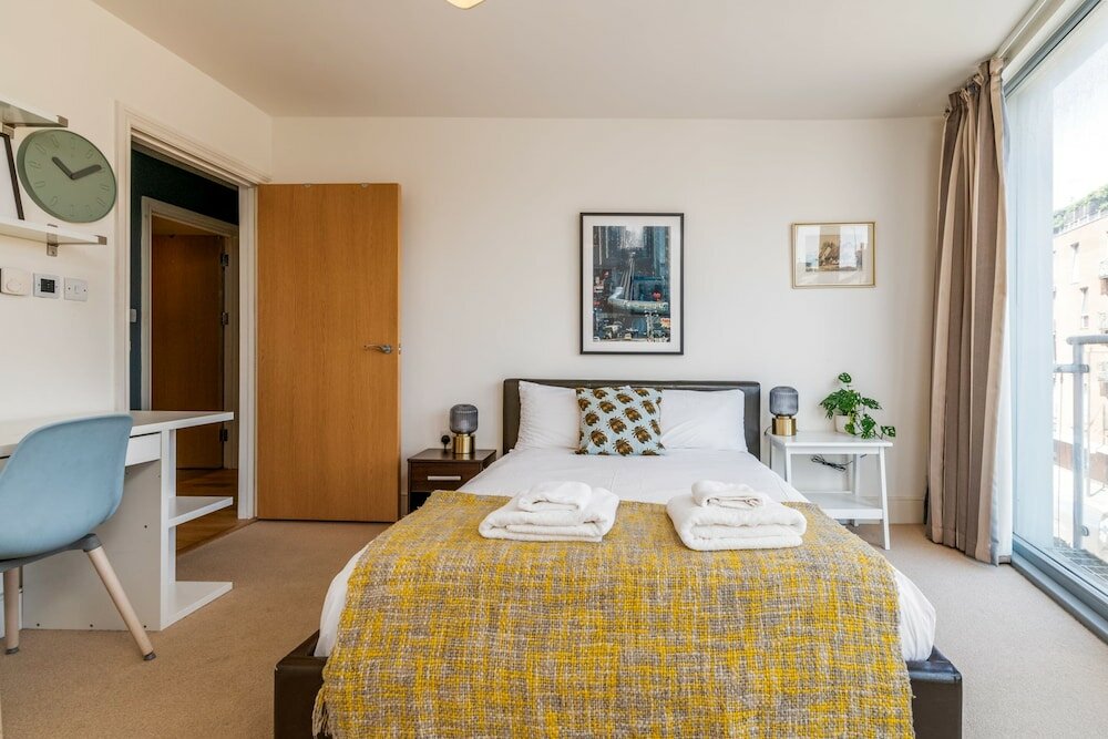 Фото Bright & Spacious Battersea Flat