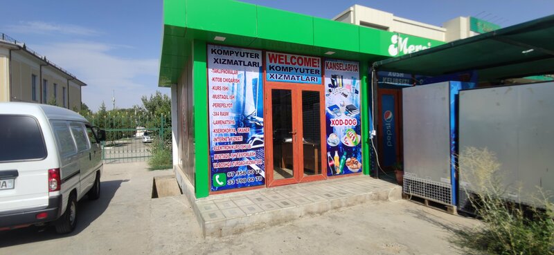 Busty qiz sotuvchi bilan stol ustida fucks