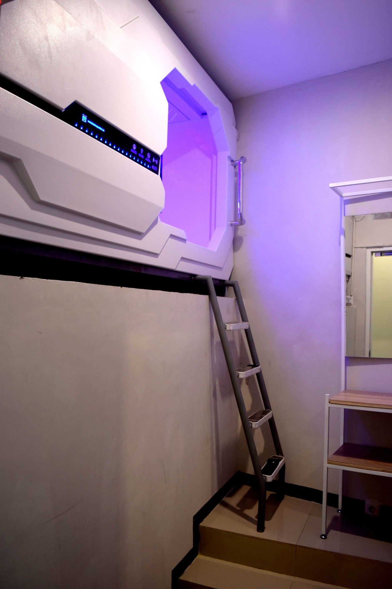 Фото Tab Capsule Hotel - Kayoon Surabaya