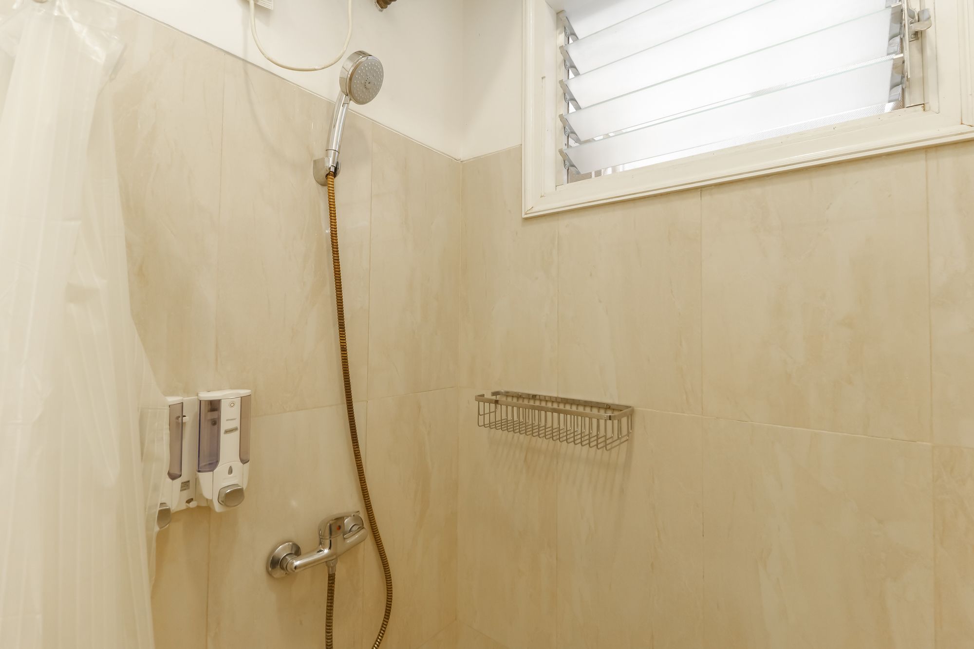 Фото RedDoorz Plus @ Tendean