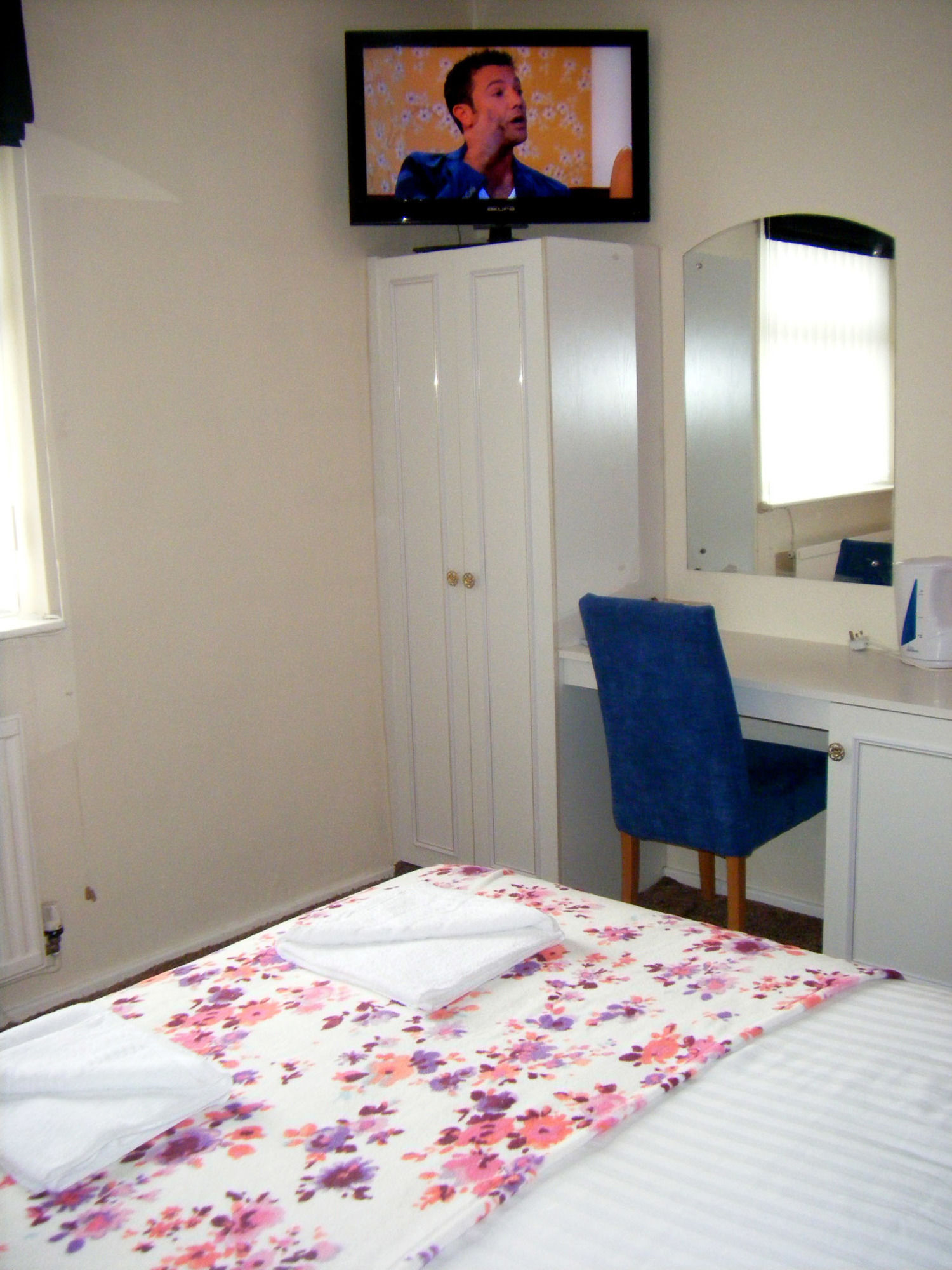 Фото The Feathers Hotel