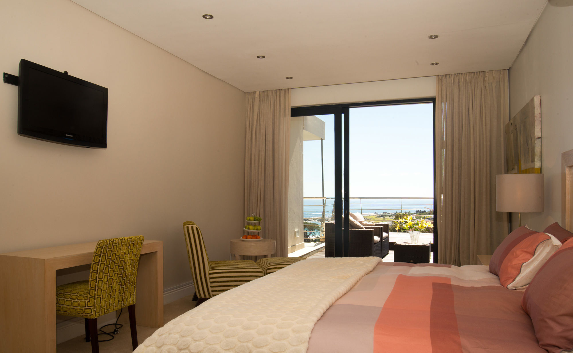 Фото The Blue Emerald