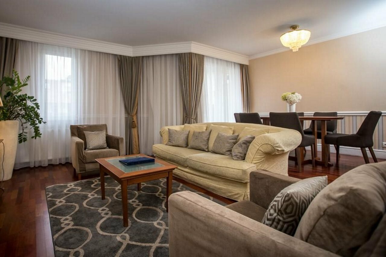 Фото Queen's Court Hotel & Residence