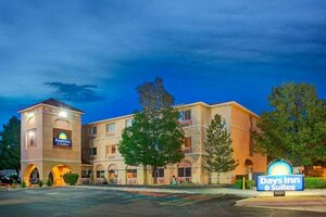Гостиница Days Inn & Suites by Wyndham Airport Albuquerque