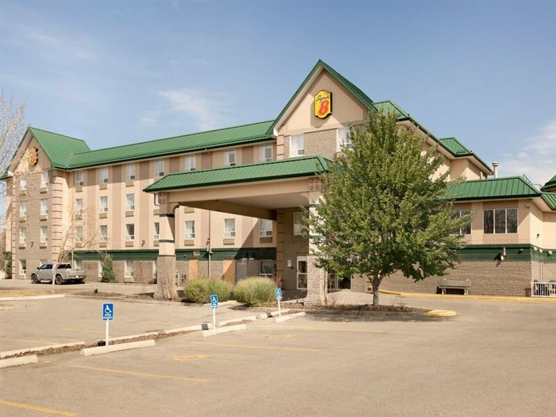 Фото Super 8 by Wyndham Calgary Shawnessy Area