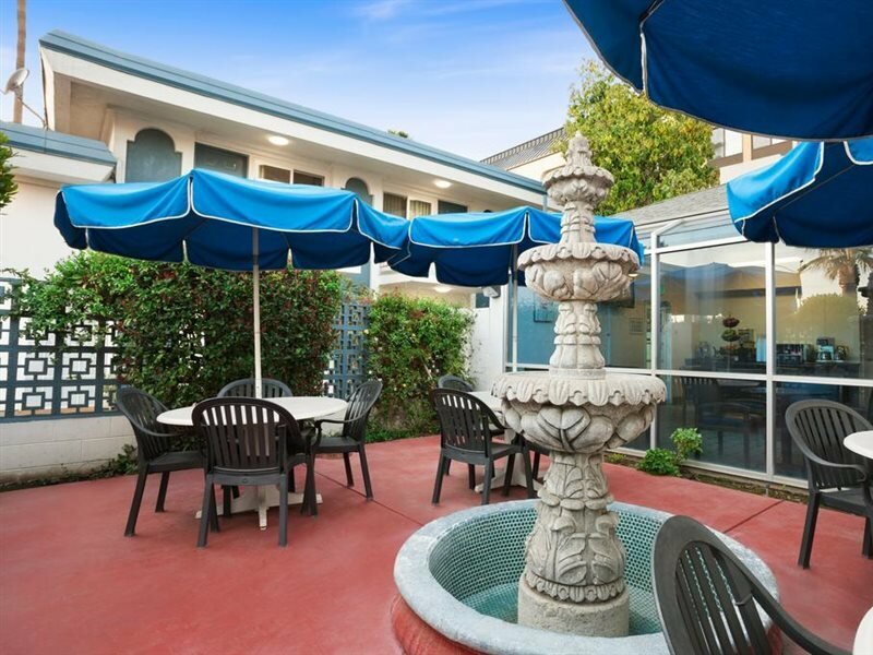 Фото Travelodge by Wyndham Bakersfield