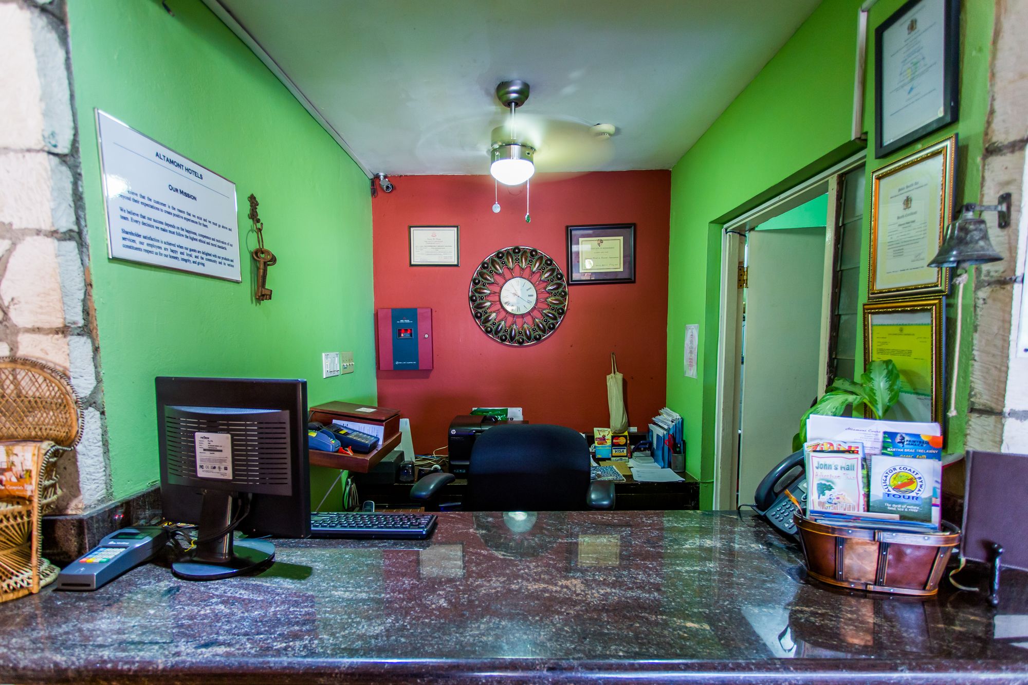 Фото Altamont West Hotel