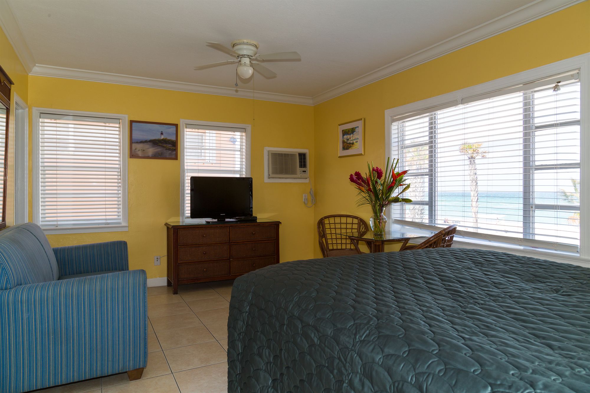 Фото Riptide Oceanfront Hotel