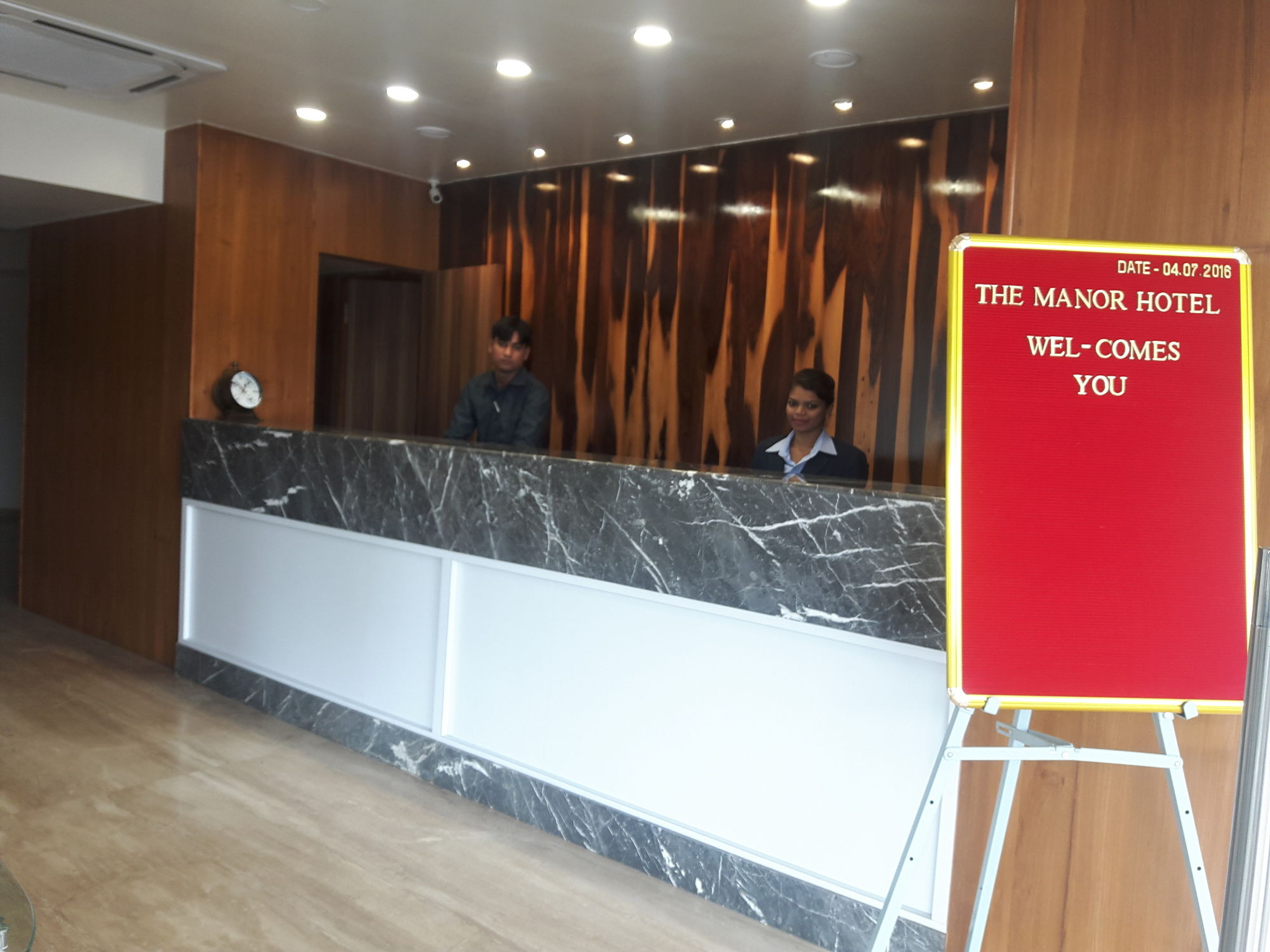 Фото The Manor Hotel