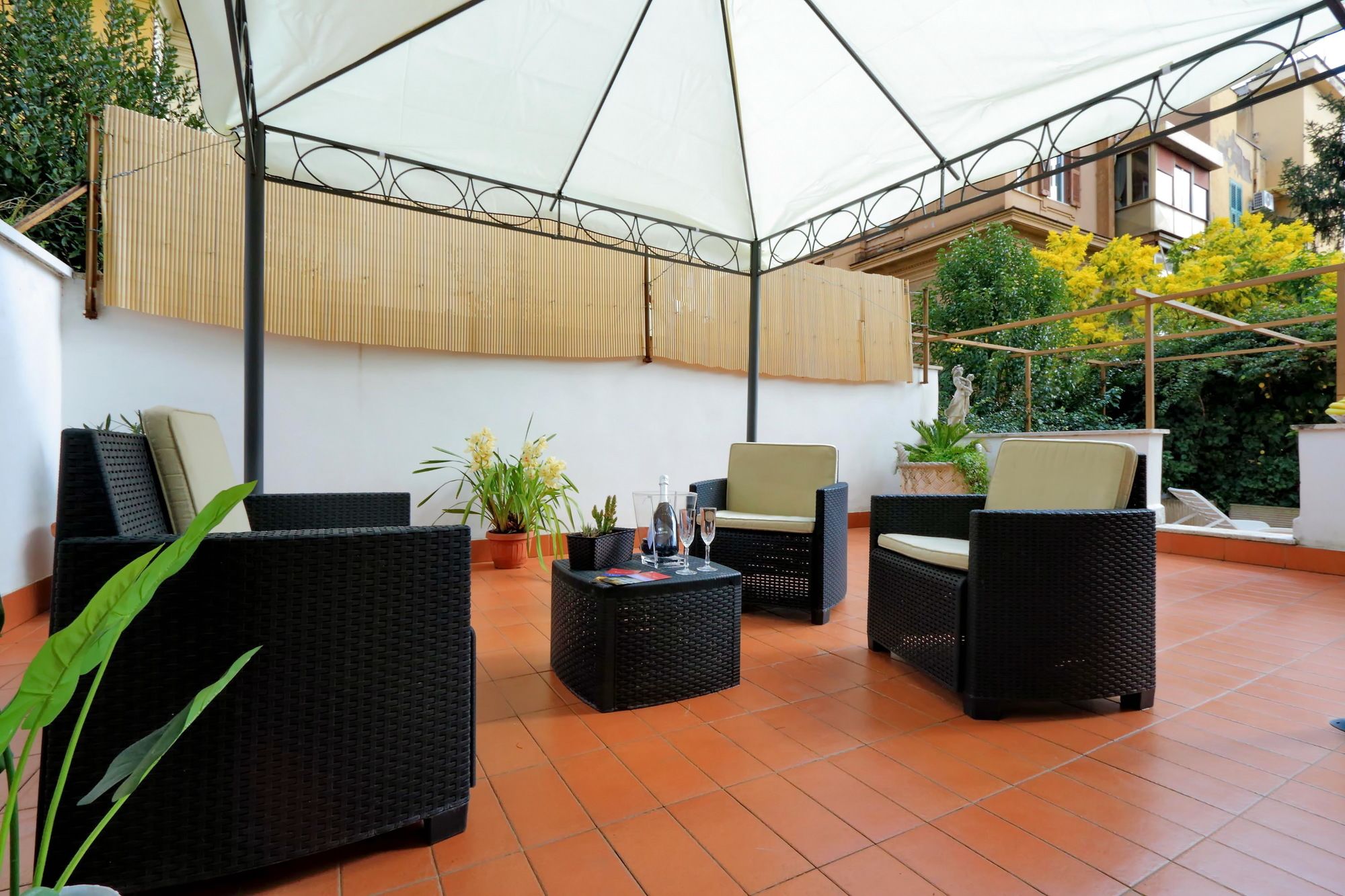 Фото  Pinidiroma Rooms and Suites
