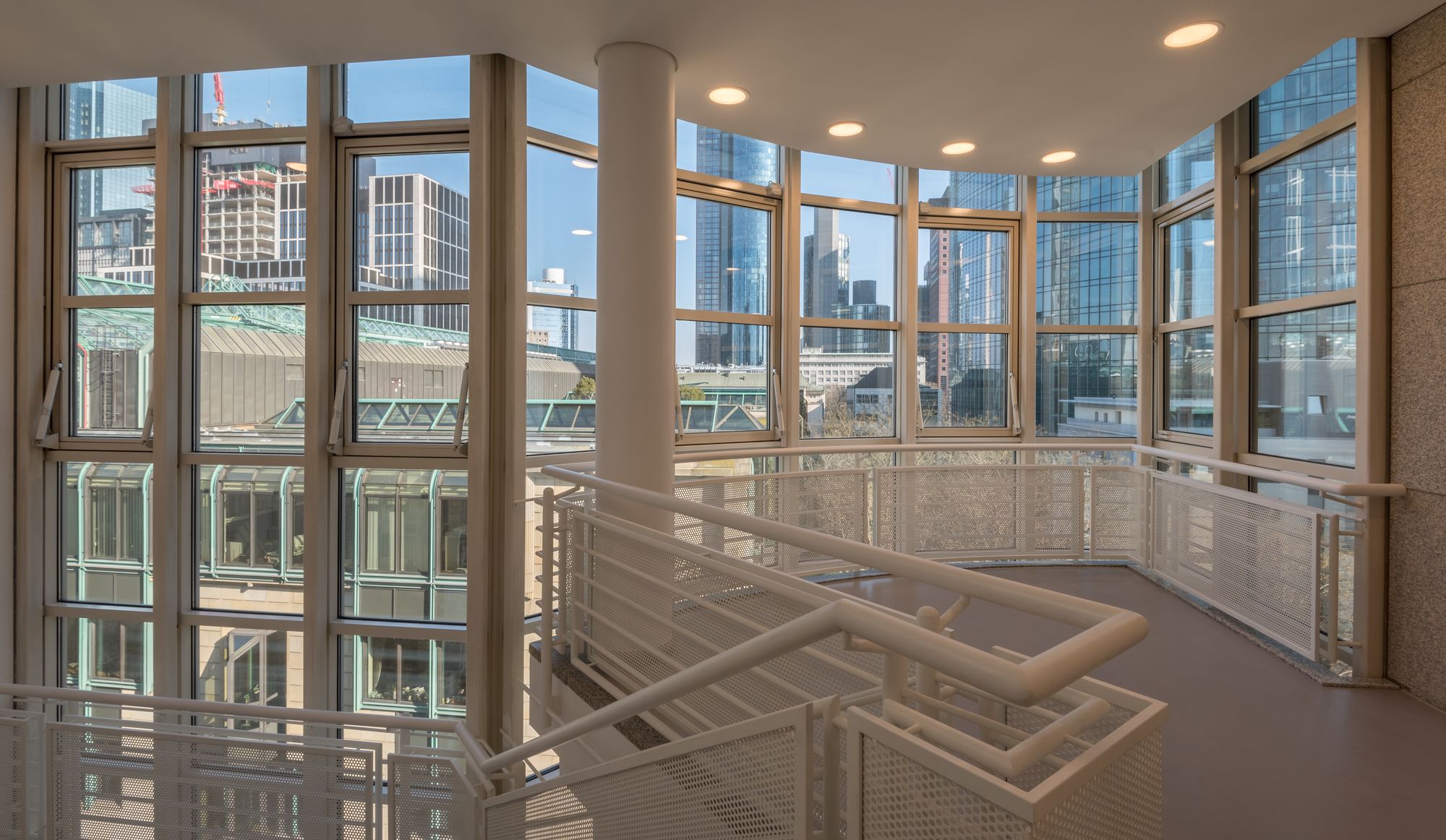 Фото Hilton Garden Inn Frankfurt City Centre