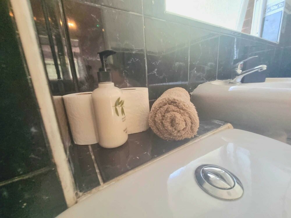 Фото London Home with Beautiful Greenery