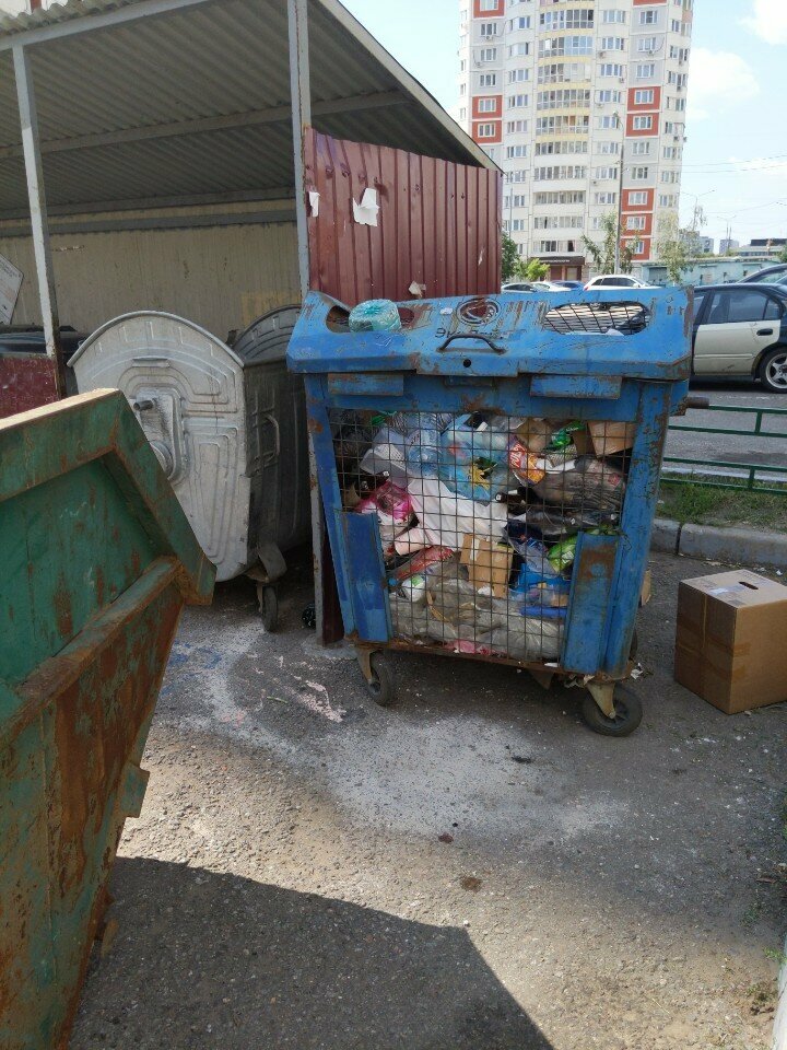 Waste sorting Пункт приема бумаги, пластика, Lubercy, photo