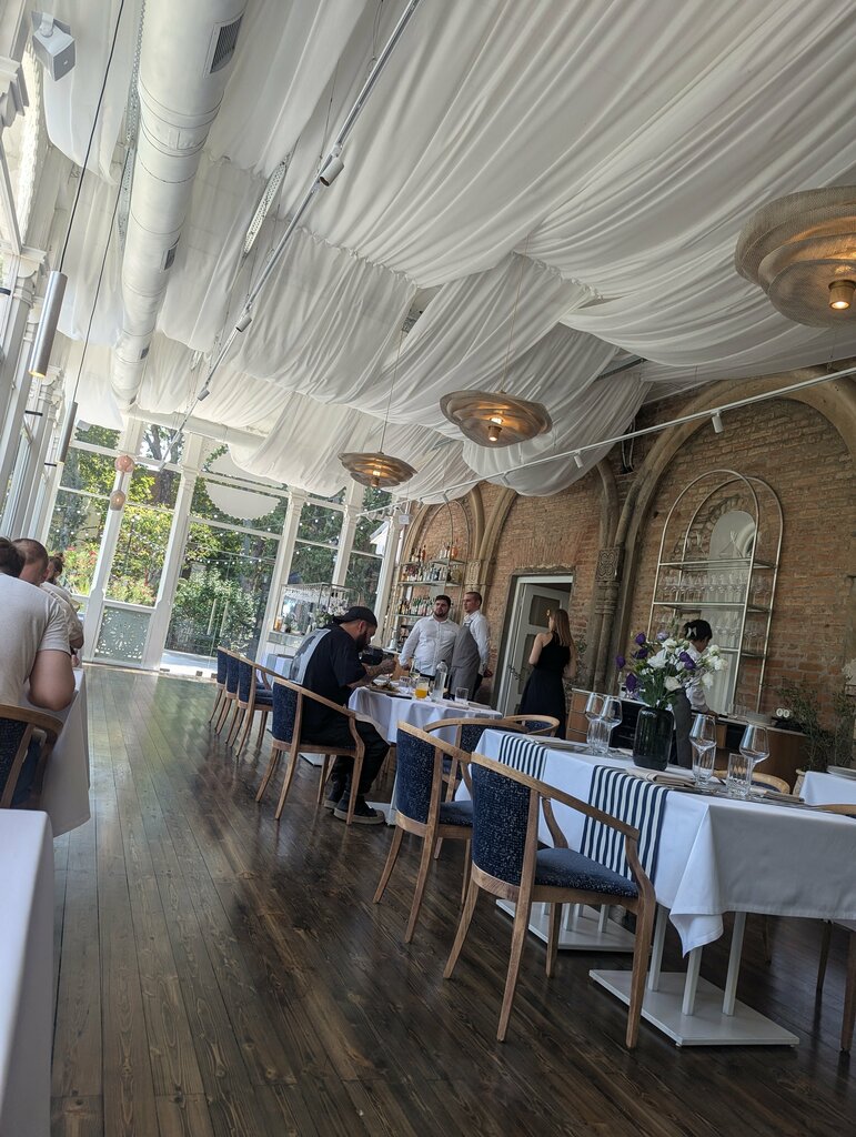 مطعم Saint-Tropez, French restaurant ، تبليسي، صورة