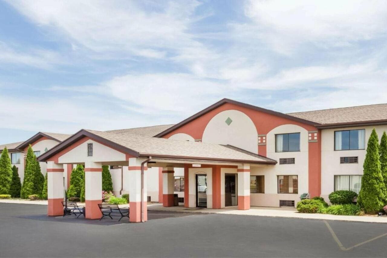 Фото Super 8 by Wyndham Plymouth