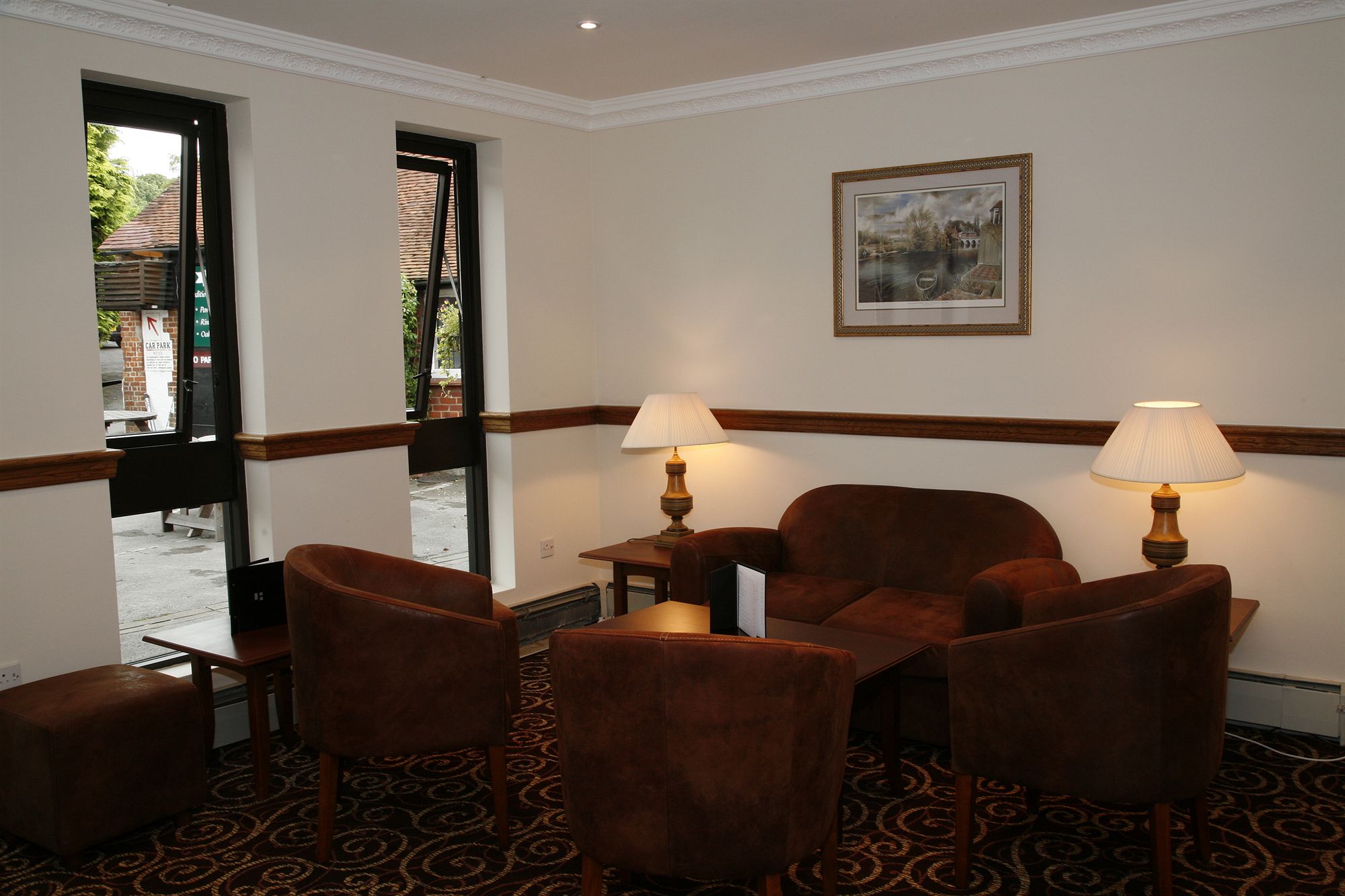 Фото Legacy Rose & Crown Hotel