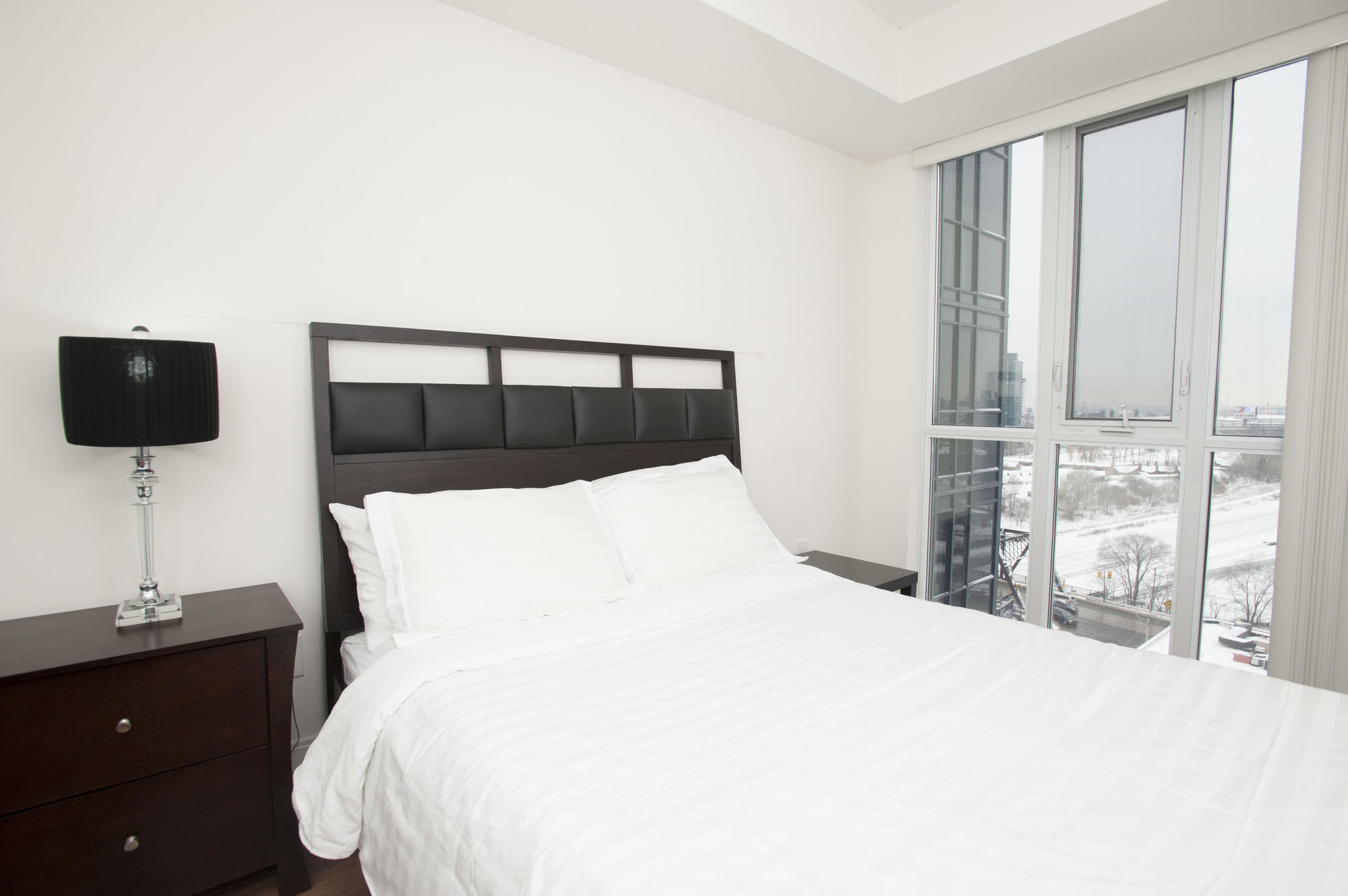 Фото Life Suites - Fort York Central Condo