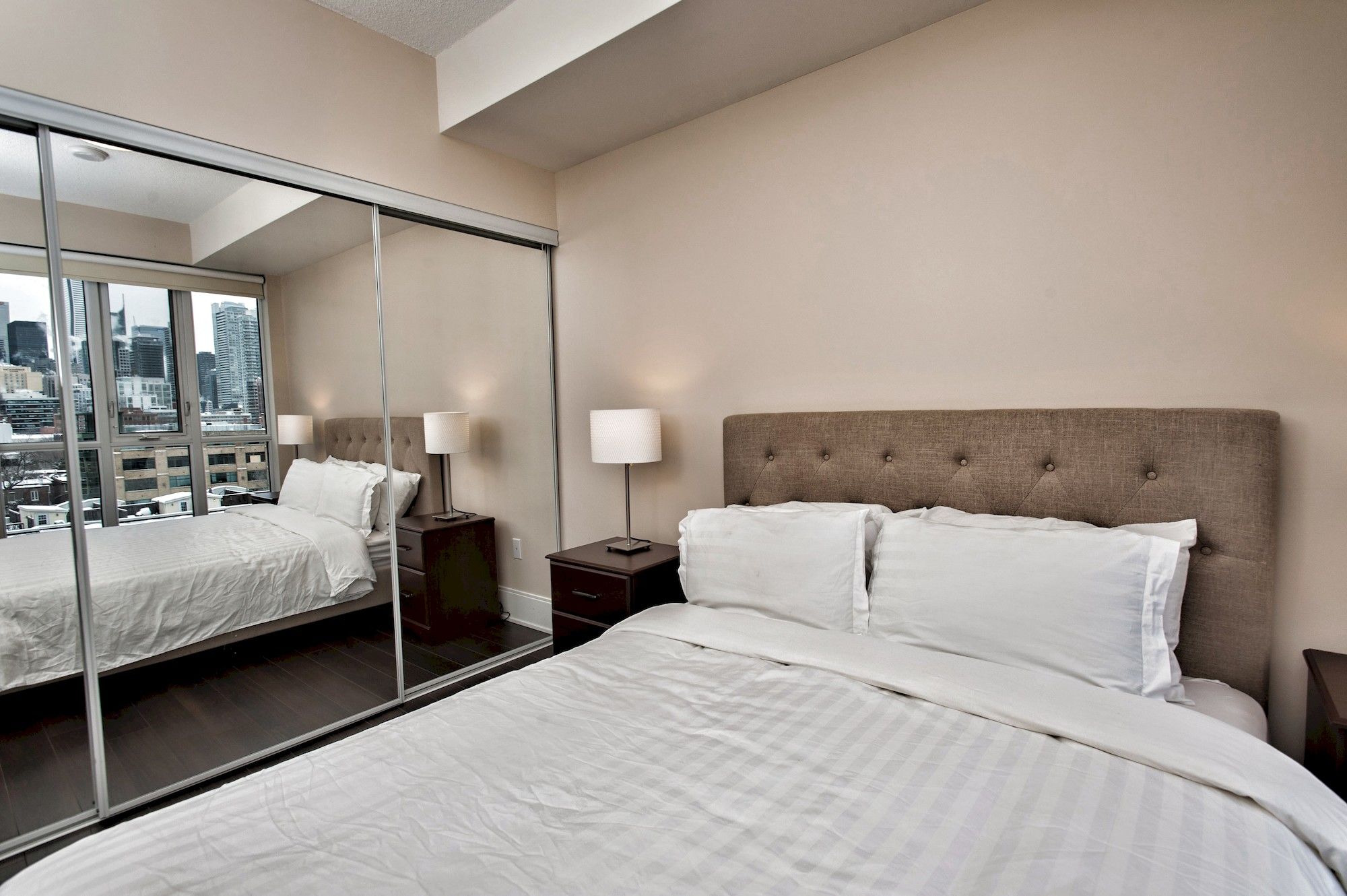 Фото Life Suites - Fort York Central Condo