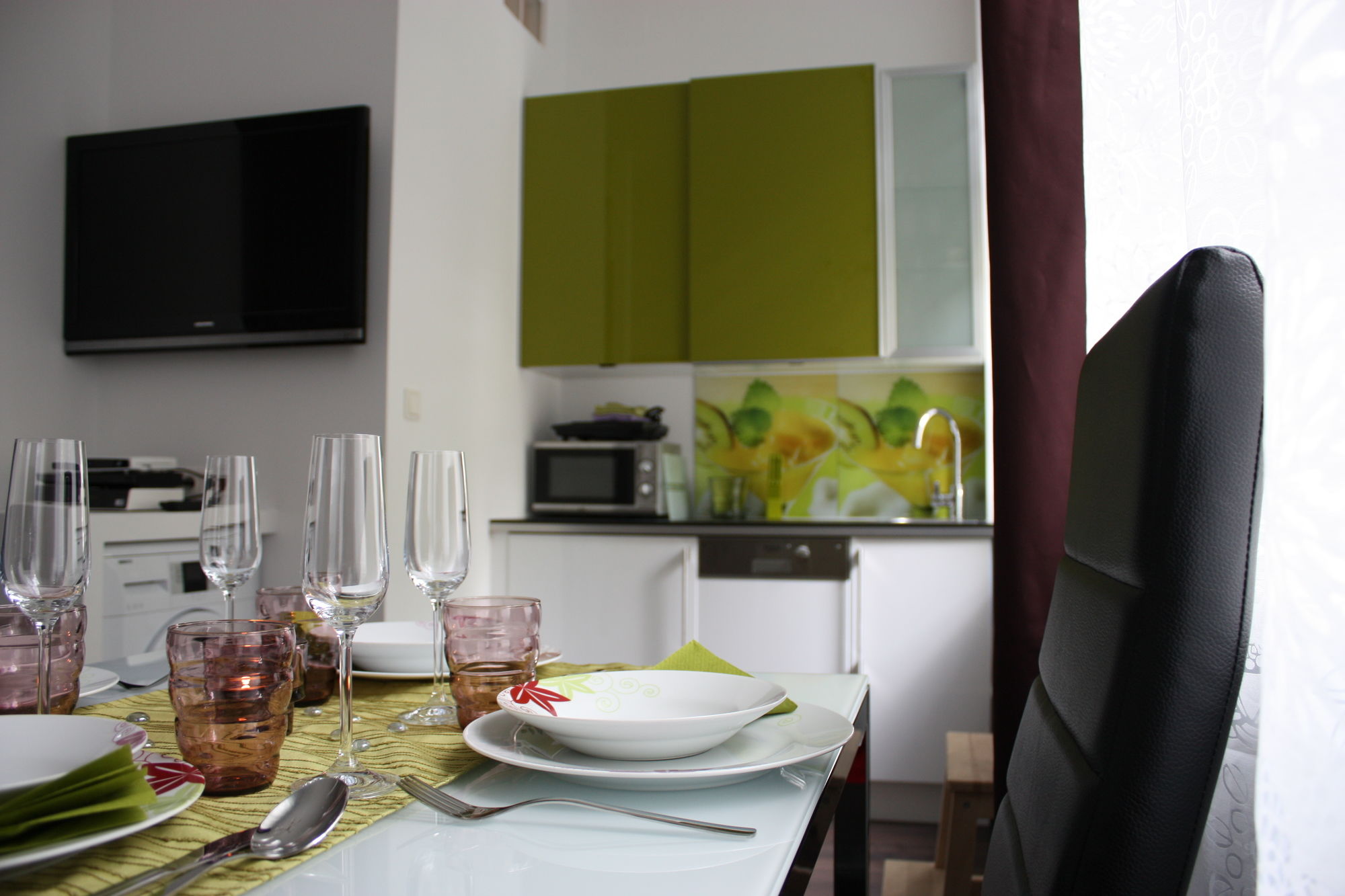 Фото GoVienna Small Modern Apartment