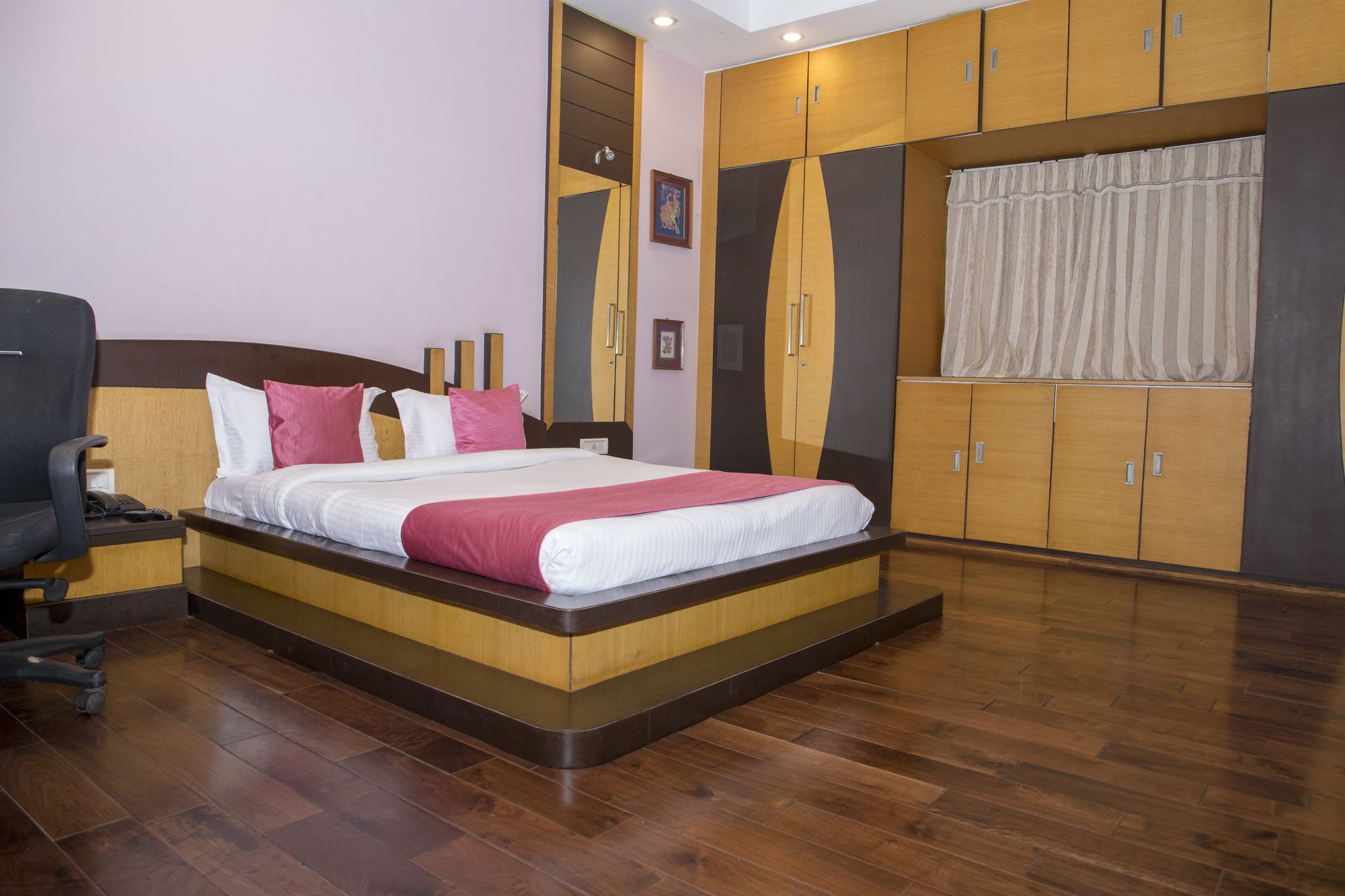 Фото Oyo 11345 Hotel White House Inn