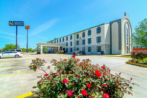 Гостиница Quality Inn & Suites Near Tanger Outlet Mall